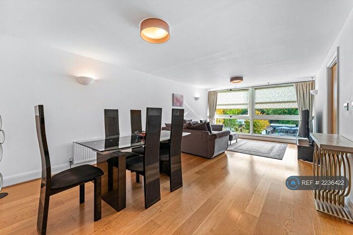2 Bedroom Flat To Rent In Brook Parade, Chigwell, IG7