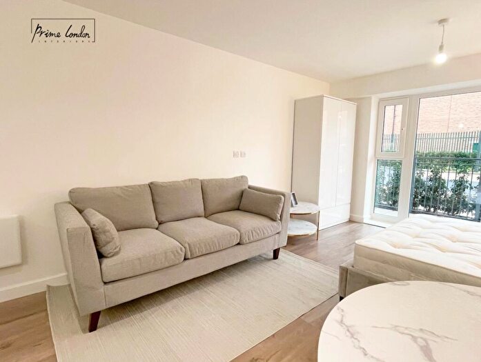 Flat To Rent In Fairbank House, Beaufort Square, NW9