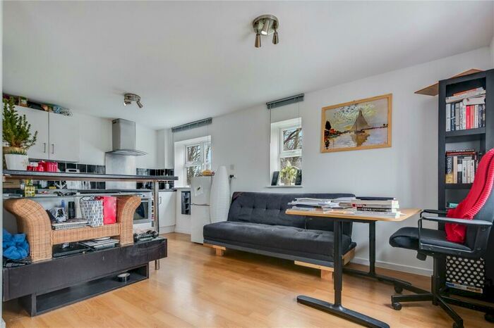 Flat To Rent In Garrick Drive, Plumstead, London, SE28