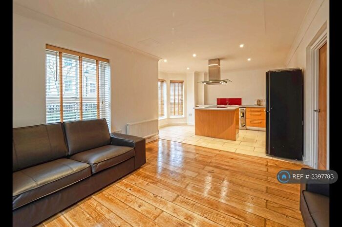 3 Bedroom Flat To Rent In Northpoint Square, London, NW1