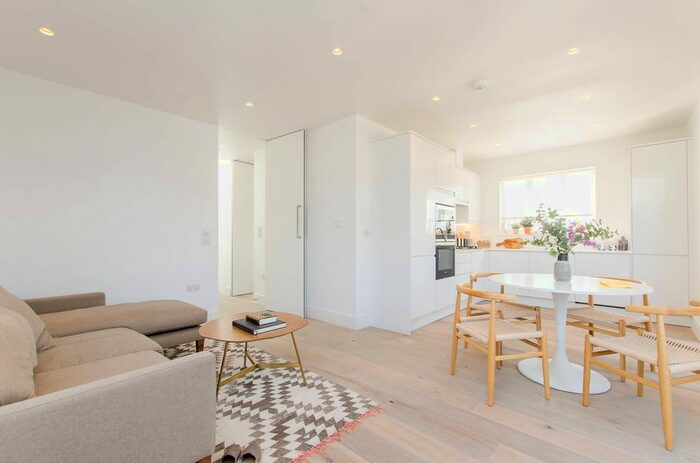 1 Bedroom Flat To Rent In Thurleigh Court, Clapham South, London, SW12