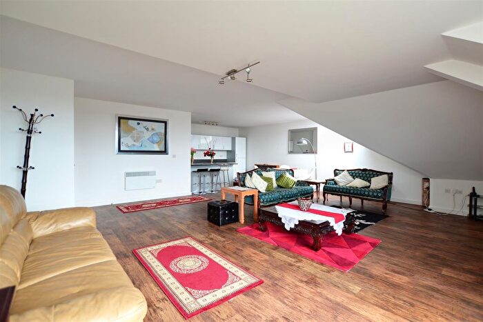 2 Bedroom Flat To Rent In Lexington House, Parkwest, UB7