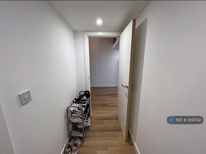 2 Bedroom Flat To Rent In Metro Court, West Bromwich, B70