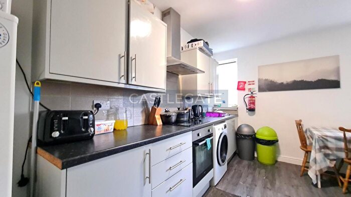 2 Bedroom Flat To Rent In Bradford Road, Huddersfield, HD1