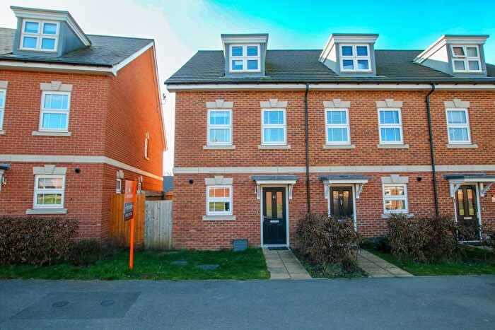 3 Bedroom Terraced House For Sale In Oak Avenue, Wokingham, RG40