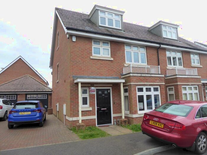 4 Bedroom House To Rent In Faringdon Road, Earley, RG6