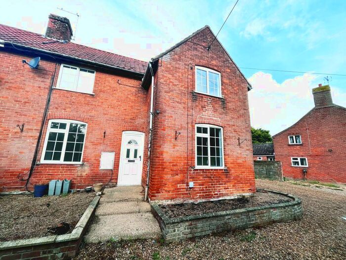 3 Bedroom Semi-Detached House To Rent In Aylmerton, NR11