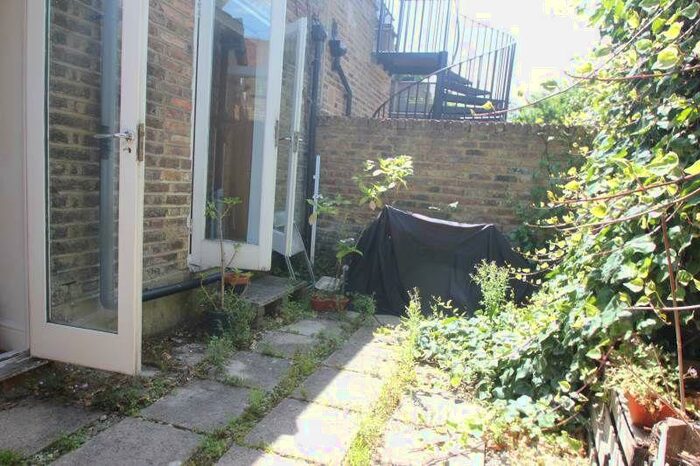 Flat To Rent In Fairbridge Road, Archway, N19