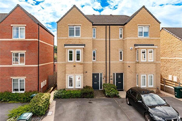 3 Bedroom Semi Detached House For Sale In Carr Beck Rise, Apperley Bridge, BD10