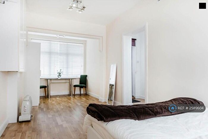 1 Bedroom Flat To Rent In Highfield Gardens, London, NW11