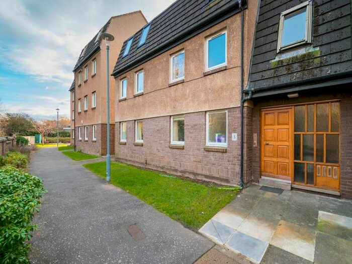 3 Bedroom Flat To Rent In Liddesdale Place, Cannonmills, Edinburgh, EH3