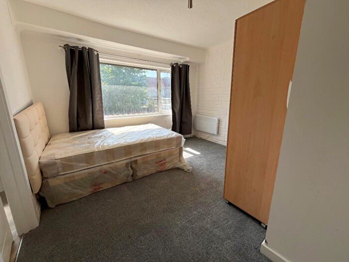 Studio To Rent In North Circular Road, London, NW2