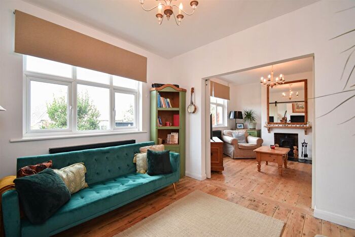 3 Bedroom Semi-Detached House For Sale In Barley Lane, Hastings, TN35