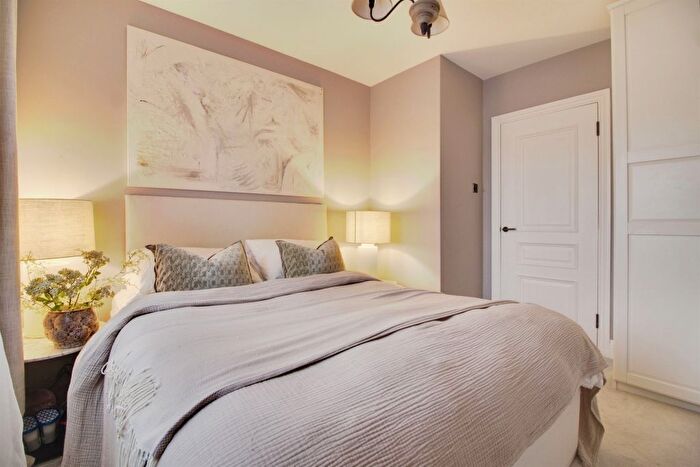 2 Bedroom Flat For Sale In Great North Road, Welwyn Garden City, AL8