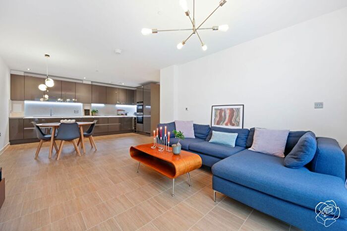 3 Bedroom Flat For Sale In Triathlon Point, Madison Way, Stratford, E20