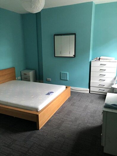 6 Bedroom Flat To Rent In Upper High Street, KT17