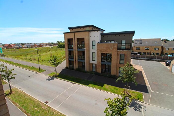 2 Bedroom Flat To Rent In Anderson Way, Wick, Littlehampton, BN17