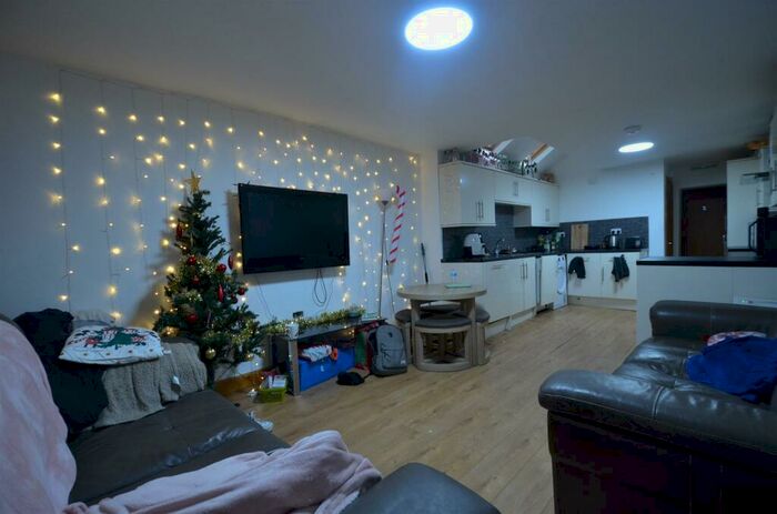 7 Bedroom End Of Terrace House To Rent In / Academic Year Lovely Double Bedroom, Bathroom Student House, Selly Oak, Free Ultrafast M Broadband, B29