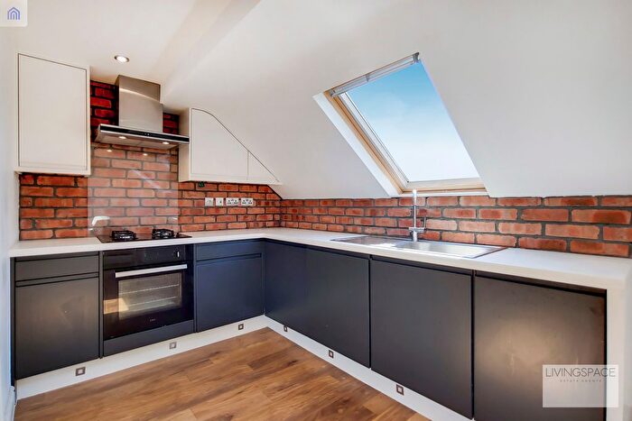 4 Bedroom Flat To Rent In Eastern Road, Bounds Green, N22