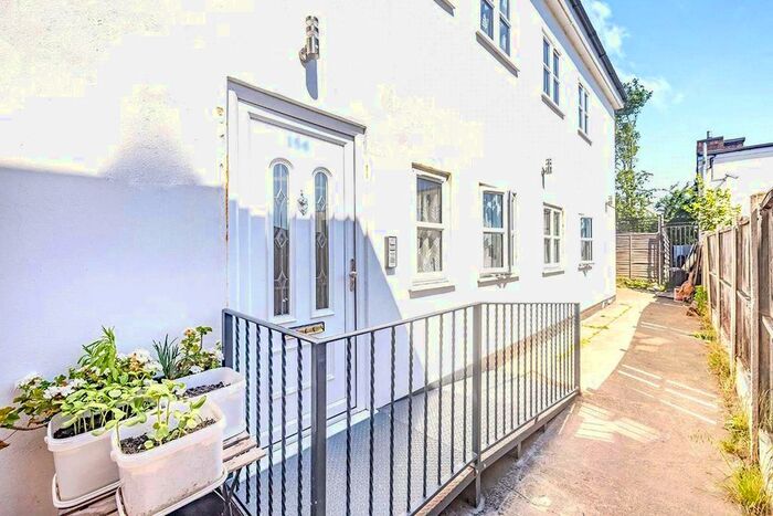 3 Bedroom Flat To Rent In St. Albans Road, Watford, Hertfordshire, WD24