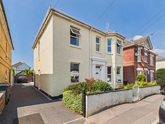 2 Bedroom Apartment For Sale In Morley Road, Bournemouth, Dorset, BH5
