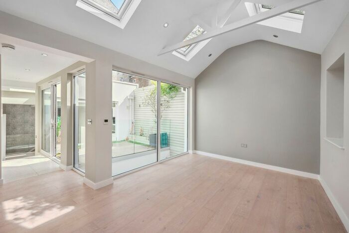 3 Bedroom Flat To Rent In The Broadway, London, SW13