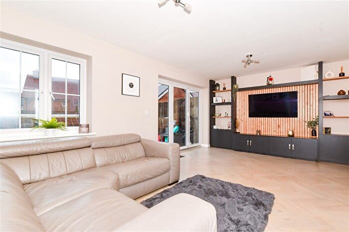 4 Bedroom End Of Terrace House For Sale In Beacon Avenue, Kings Hill, West Malling, Kent, ME19