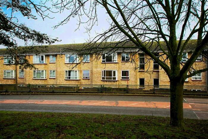 2 Bedroom Flat To Rent In Rosebery Way, Tring, HP23