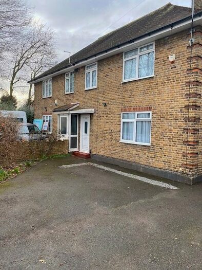 3 Bedroom Semi-Detached House To Rent In Central Avenue, Hayes, UB3
