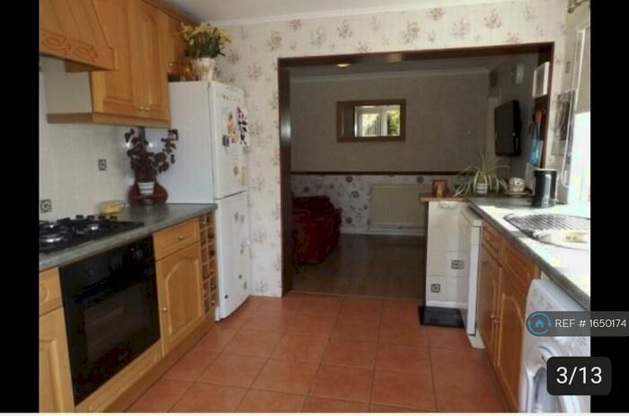 3 Bedroom Semi-Detached House To Rent In Eastcott Close, Luton, LU2