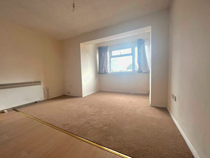 1 Bedroom Flat To Rent In Oval Court, Dagenham, RM10