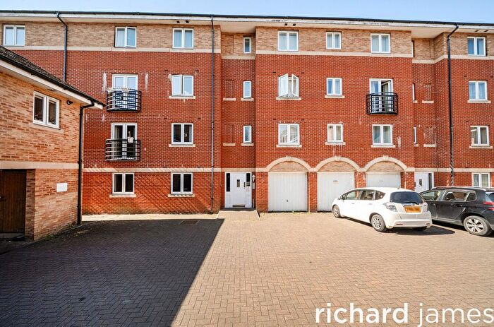 2 Bedroom Flat For Sale In Saltash Road, Rodbourne, Swindon, SN2