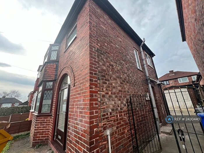 3 Bedroom Semi-Detached House To Rent In Droylsden, Manchester, M43