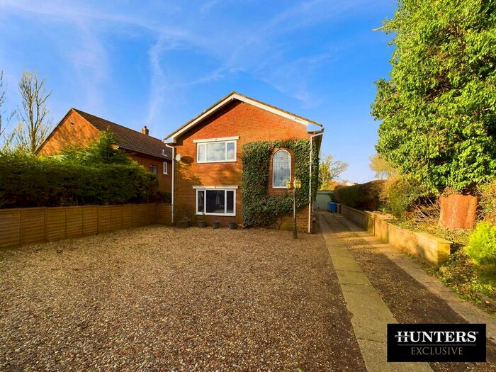 4 Bedroom Detached House For Sale In Vicarage Lane, Bempton, Bridlington, YO15