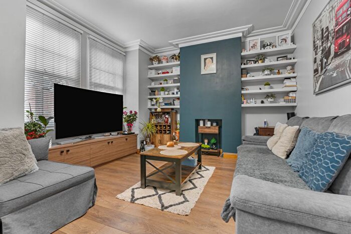 2 Bedroom Maisonette For Sale In Lawrence Road, Ealing, W5