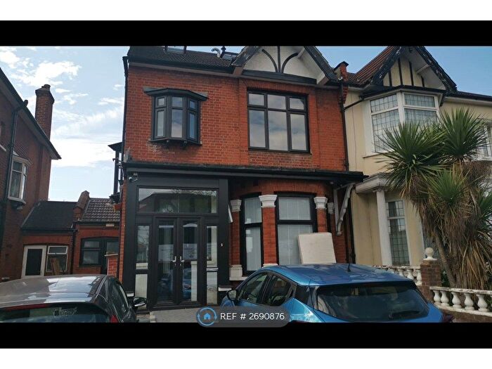 3 Bedroom Flat To Rent In Cranbrook Road, Ilford, IG1