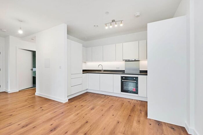 2 Bedroom Flat To Rent In New Road, Dagenham, London, RM9