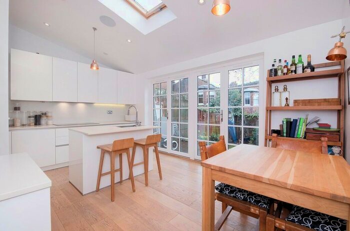 4 Bedroom Ground Maisonette To Rent In Colney Hatch Lane, Muswell Hill, London, N10