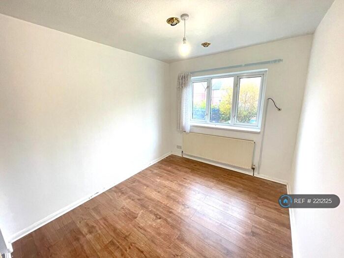 4 Bedroom Semi-Detached House To Rent In Windermere Road, Middleton, Manchester, M24
