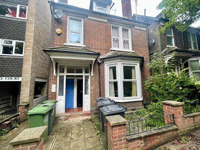 1 Bedroom Apartment To Rent In Crescent Rise, Luton, LU2