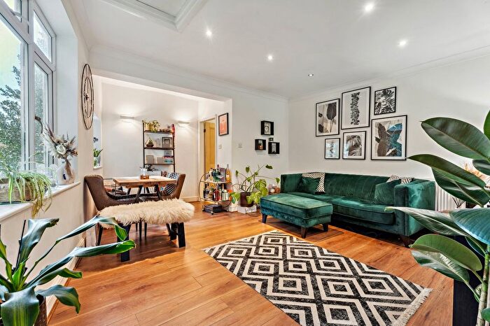 2 Bedroom Flat For Sale In High Street, Chalfont St Peter, Gerrards Cross, SL9