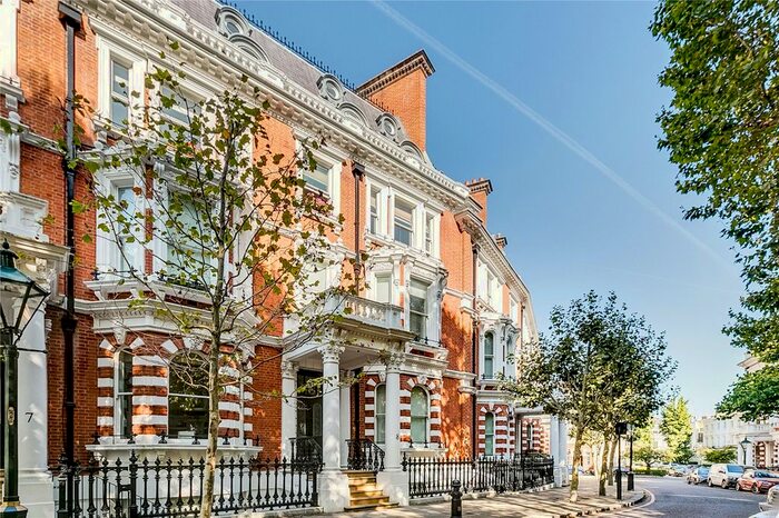 3 Bedroom Flat To Rent In Observatory Gardens, Kensington, W8