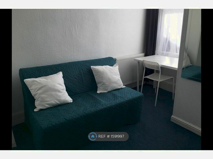 Studio To Rent In New Cross Gate, London, SE14