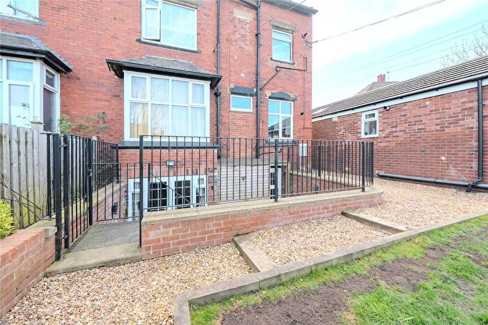 1 Bedroom Flat For Sale In The Garden Apartment, Street Lane, Roundhay, Leeds, LS8