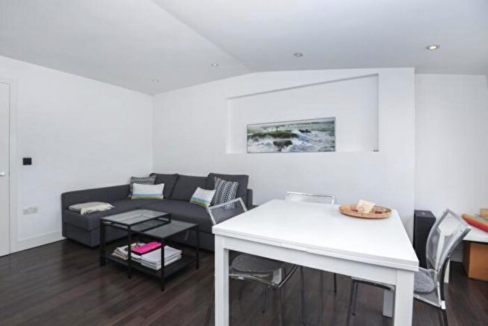 Flat To Rent In Medina Road, London, N7