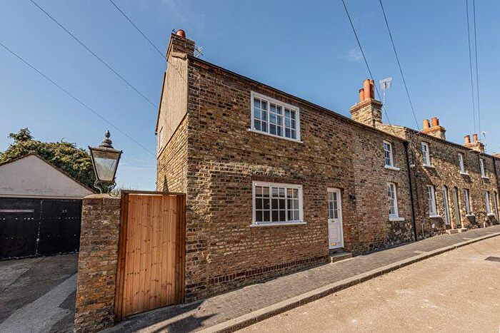 3 Bedroom End Of Terrace House For Sale In Paradise Row, Sandwich, CT13