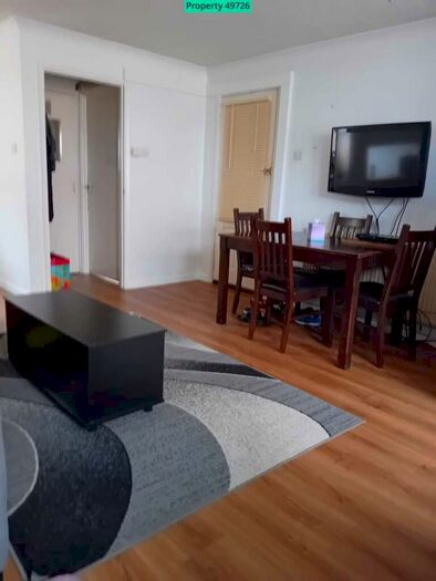 Maisonette To Rent In Craybury End, London, SE9