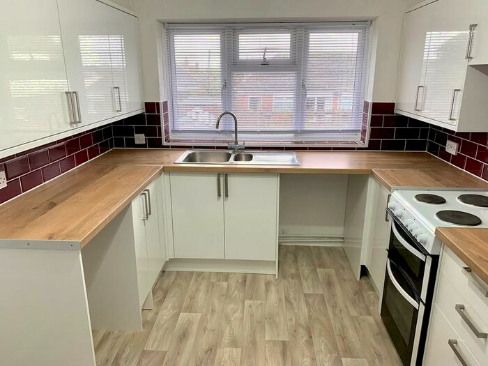 2 Bedroom Flat To Rent In Wick Street Littlehampton, BN17