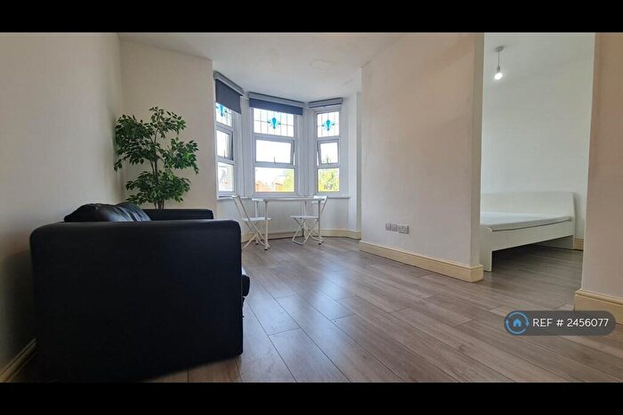 Studio To Rent In Albert Road, Ilford, IG1