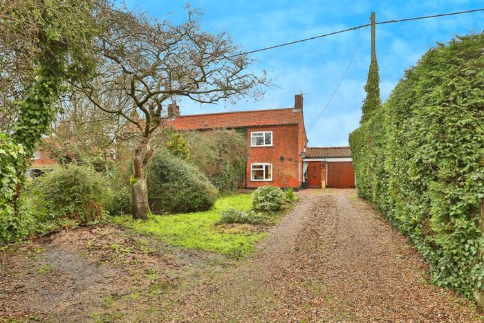 3 Bedroom Semi-Detached House For Sale In The Green, Runhall, Norwich, NR9